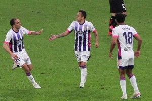  莱斯特城老将传射建功助力球队逃离降级区